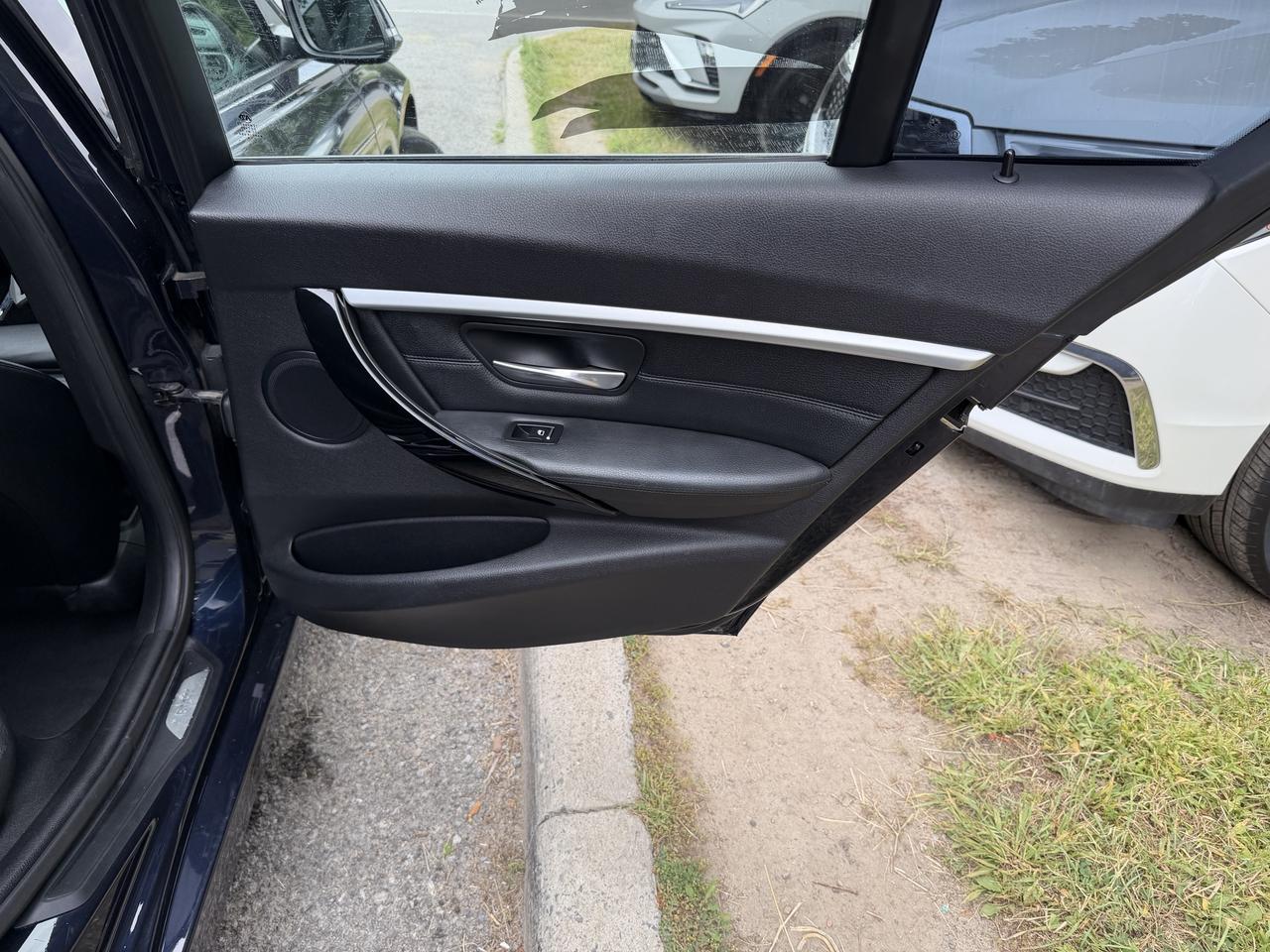 2016 BMW 3 Series 320i xDrive-SPORT PKG, LEATHER, SUNROOF, HTD SEATS - Photo #35