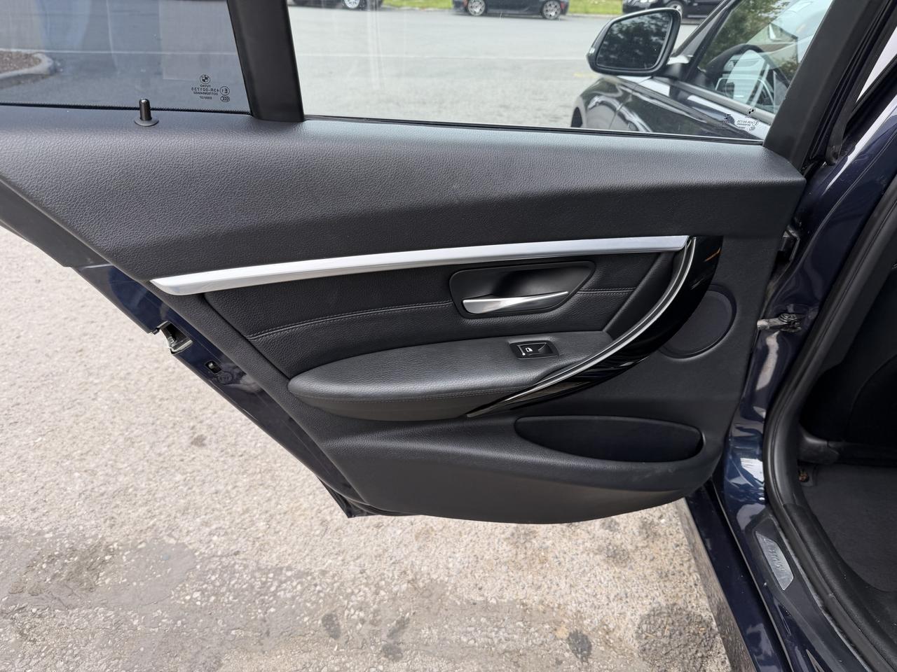 2016 BMW 3 Series 320i xDrive-SPORT PKG, LEATHER, SUNROOF, HTD SEATS - Photo #32