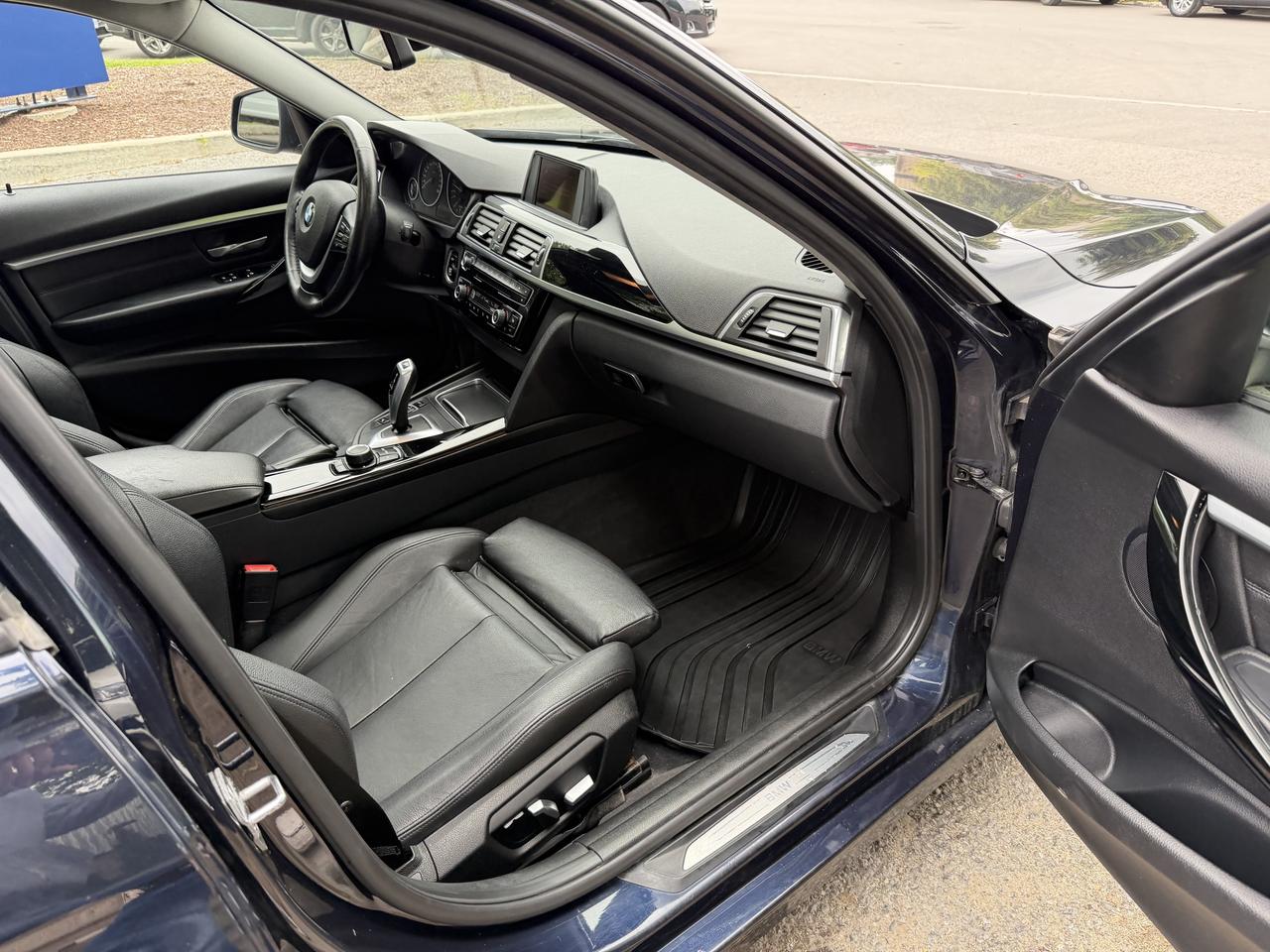 2016 BMW 3 Series 320i xDrive-SPORT PKG, LEATHER, SUNROOF, HTD SEATS - Photo #38
