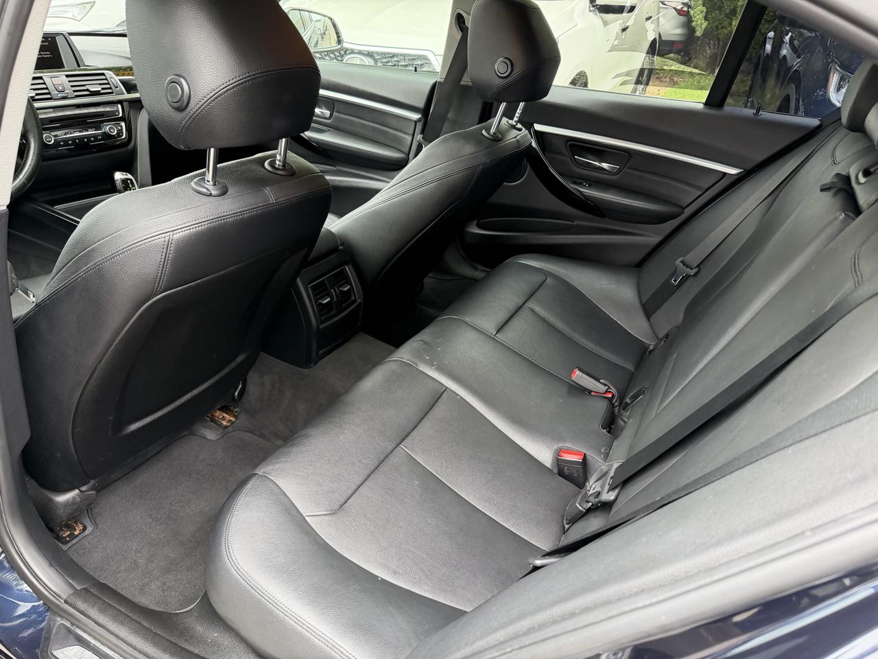 2016 BMW 3 Series 320i xDrive-SPORT PKG, LEATHER, SUNROOF, HTD SEATS - Photo #33