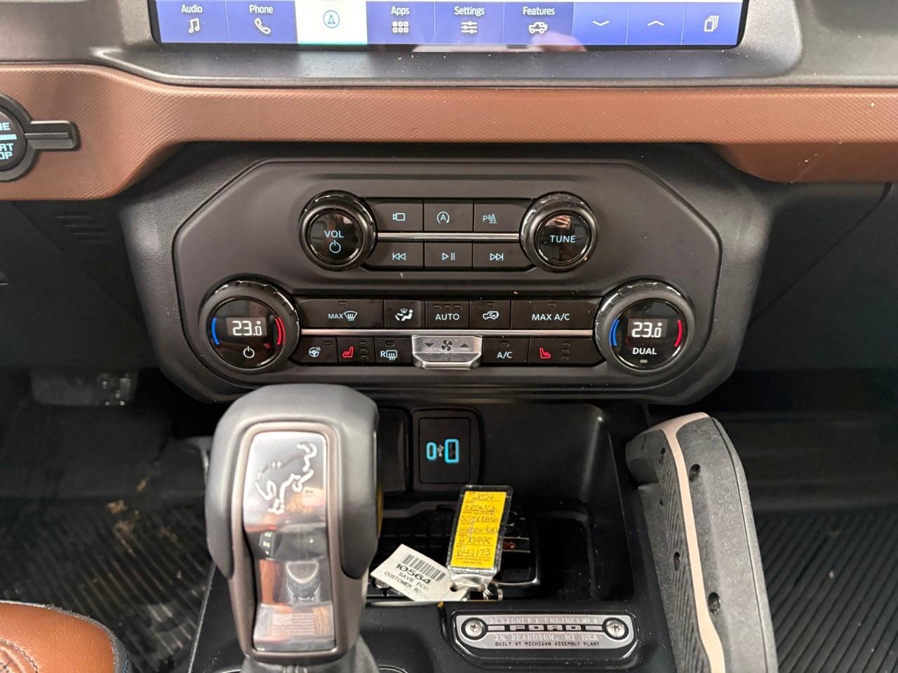 2024 Ford Bronco OUTER BANKS 4 DOOR 4X4 Photo