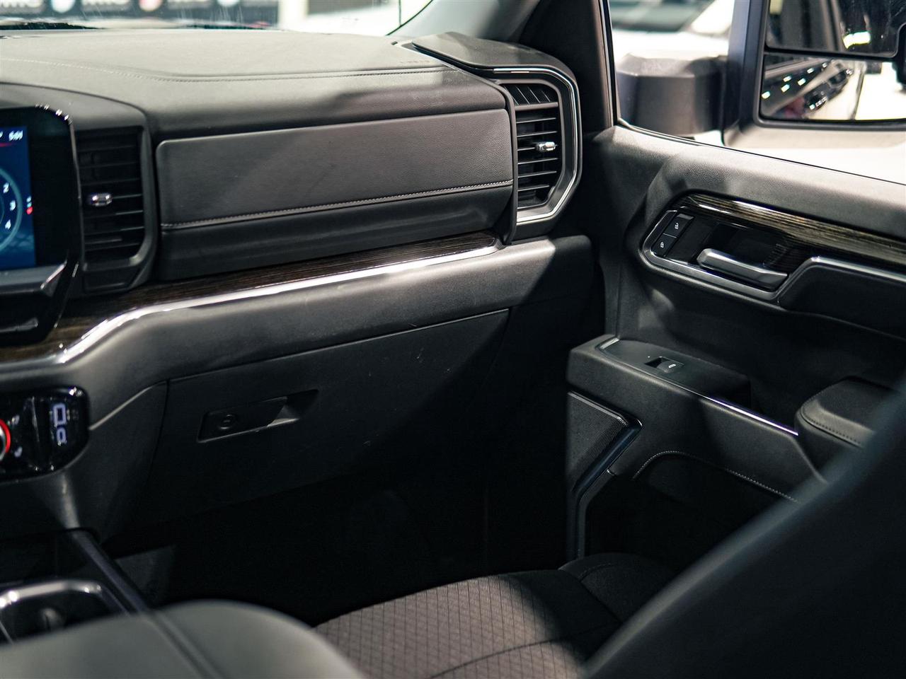 2024 GMC Sierra 1500 ELEVATION CREW CAB | 4X4 | PREF PKG | X31 PKG | NO ACCIDENTS Photo