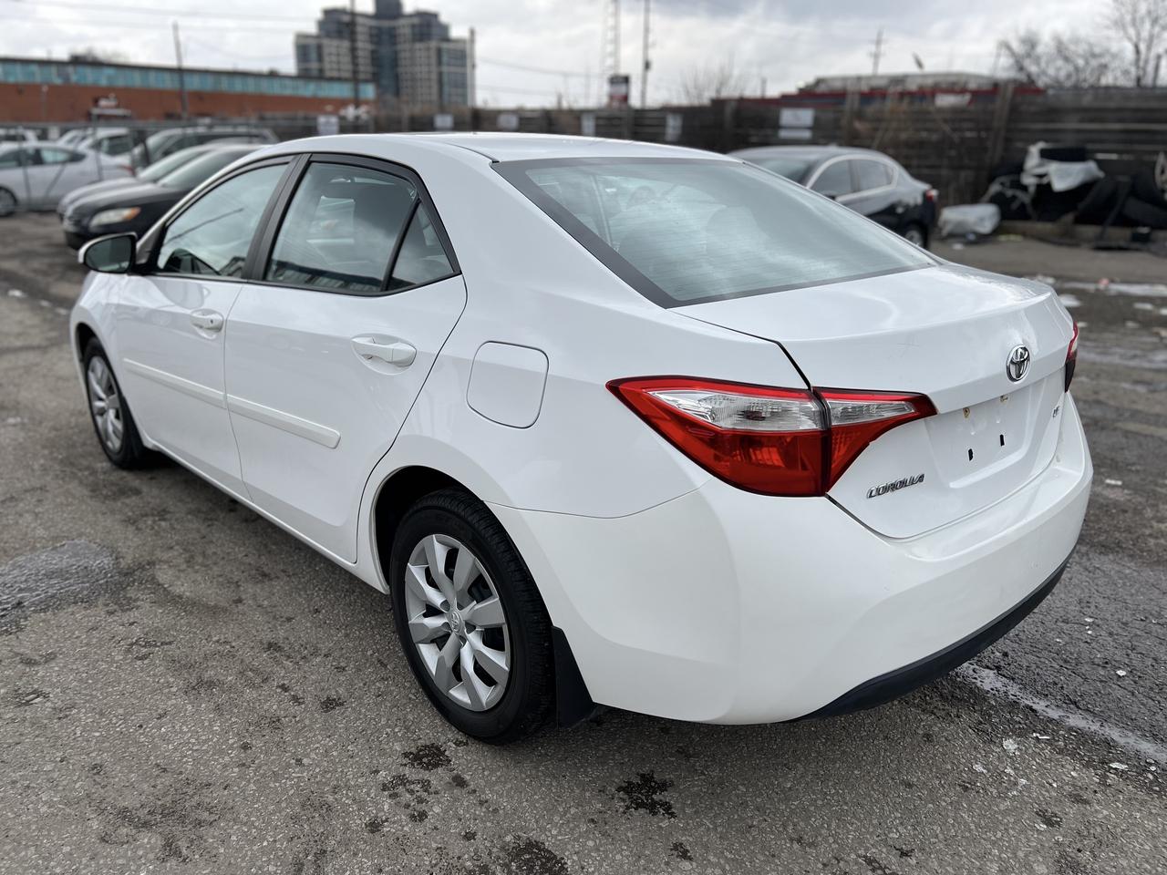 2015 Toyota Corolla LE Photo2