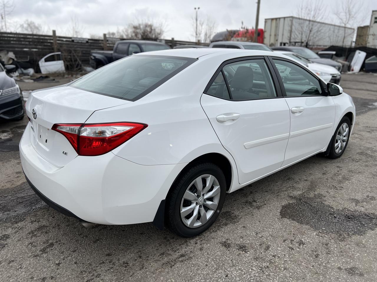 2015 Toyota Corolla LE Photo4