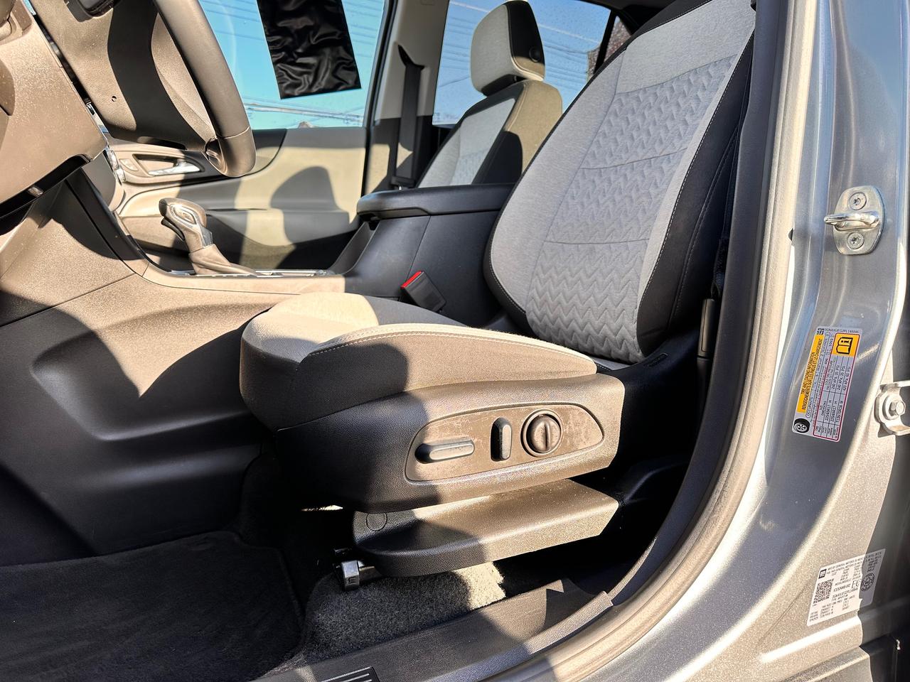 2023 Chevrolet Equinox LT, NO ACCIDENTS, POWER & HEATED SEATS!, CARPLAY! Photo