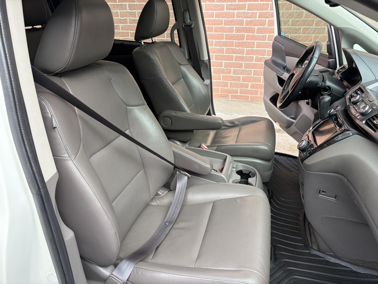 2015 Honda Odyssey Touring w/RES & Navi Photo