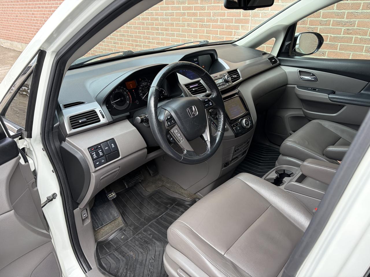 2015 Honda Odyssey Touring w/RES & Navi Photo
