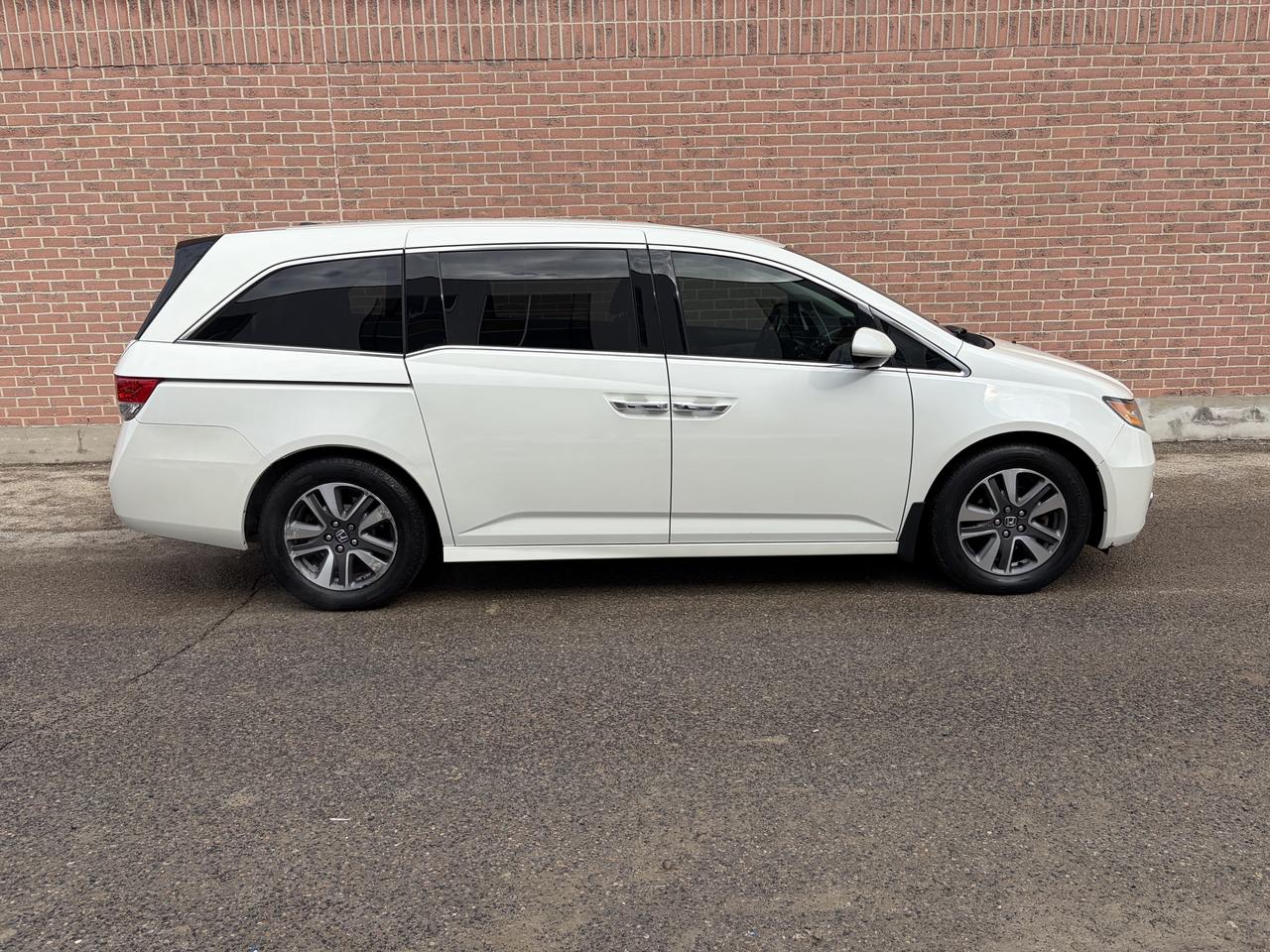2015 Honda Odyssey Touring w/RES & Navi Photo3