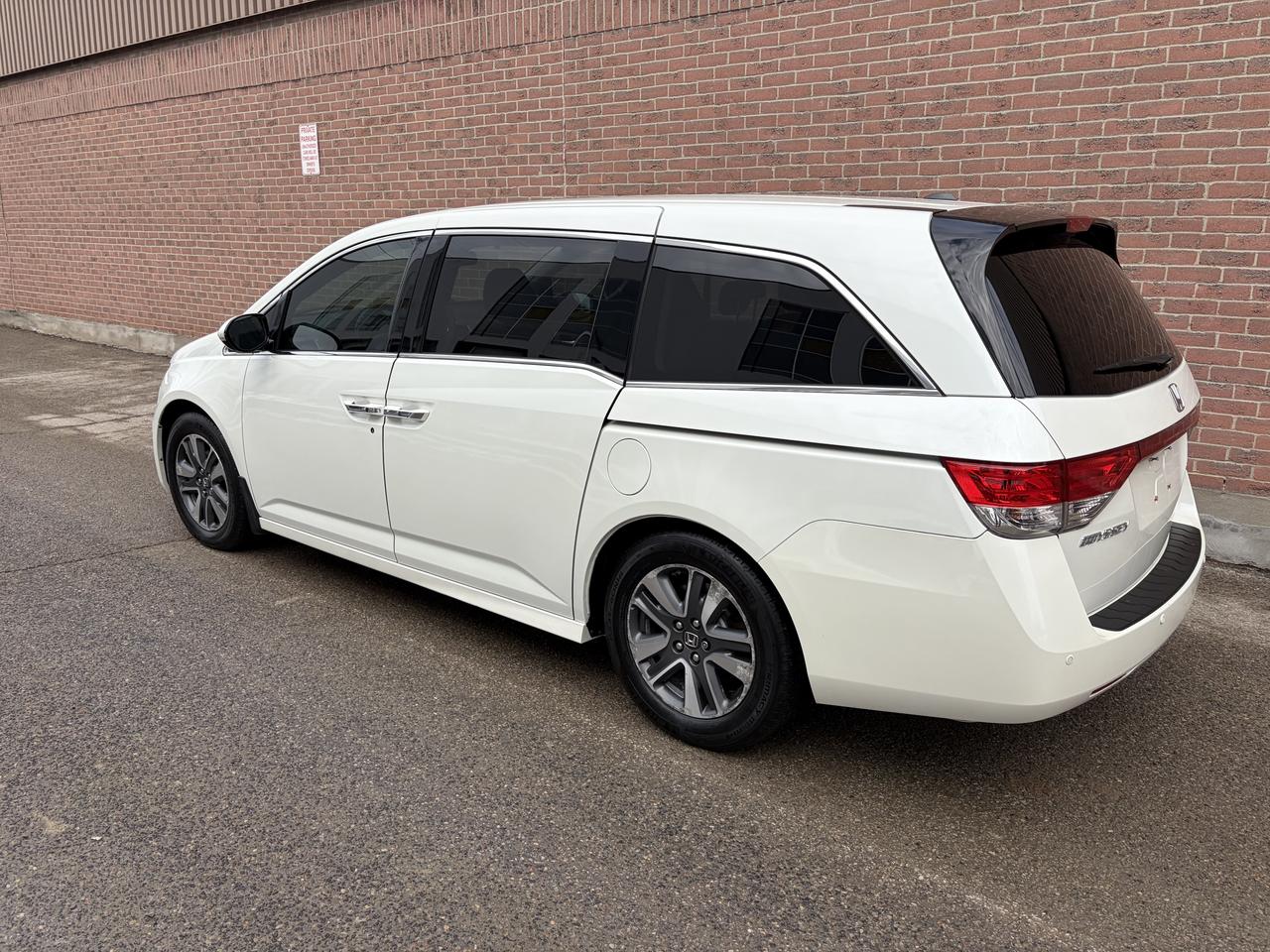 2015 Honda Odyssey Touring w/RES & Navi Photo4