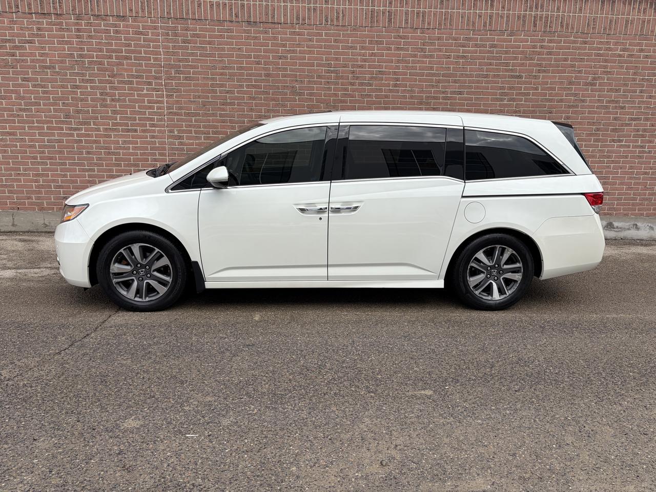 2015 Honda Odyssey Touring w/RES & Navi Photo