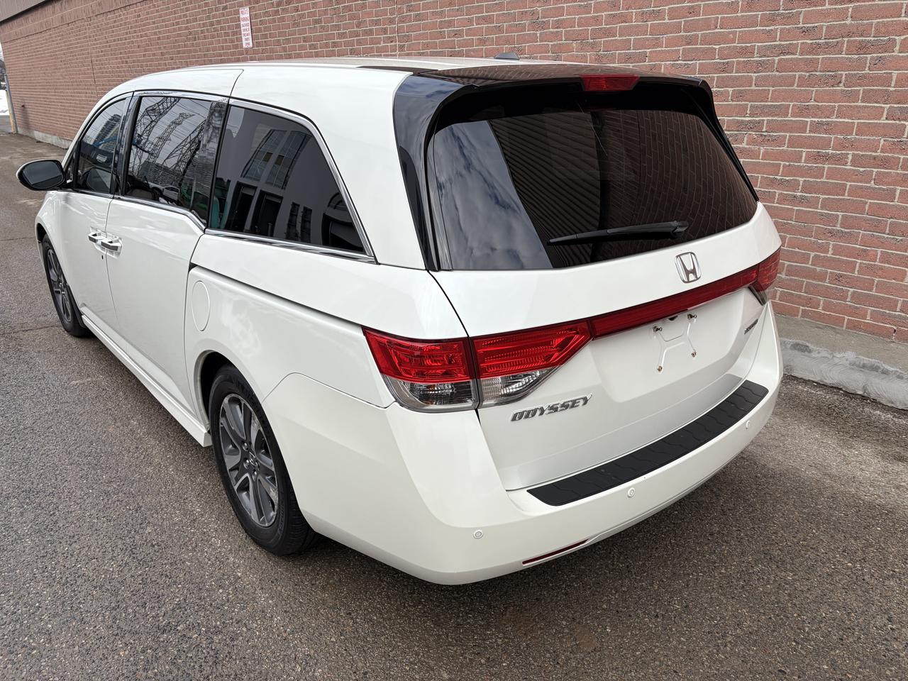 2015 Honda Odyssey Touring w/RES & Navi Photo