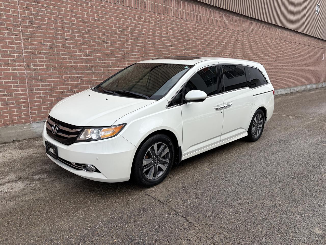 2015 Honda Odyssey Touring w/RES & Navi - Photo #1