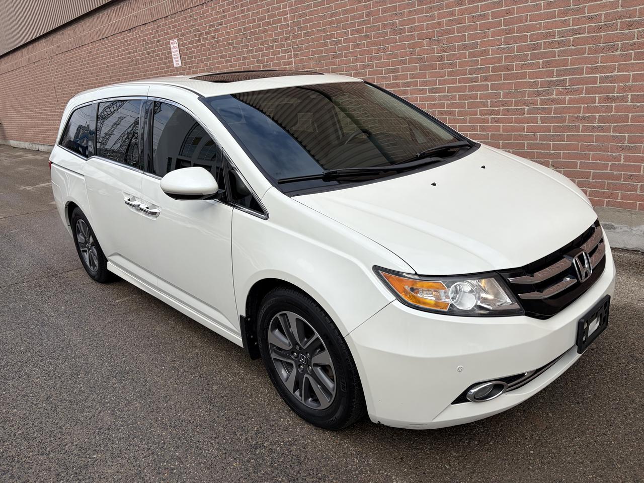 2015 Honda Odyssey Touring w/RES & Navi Photo