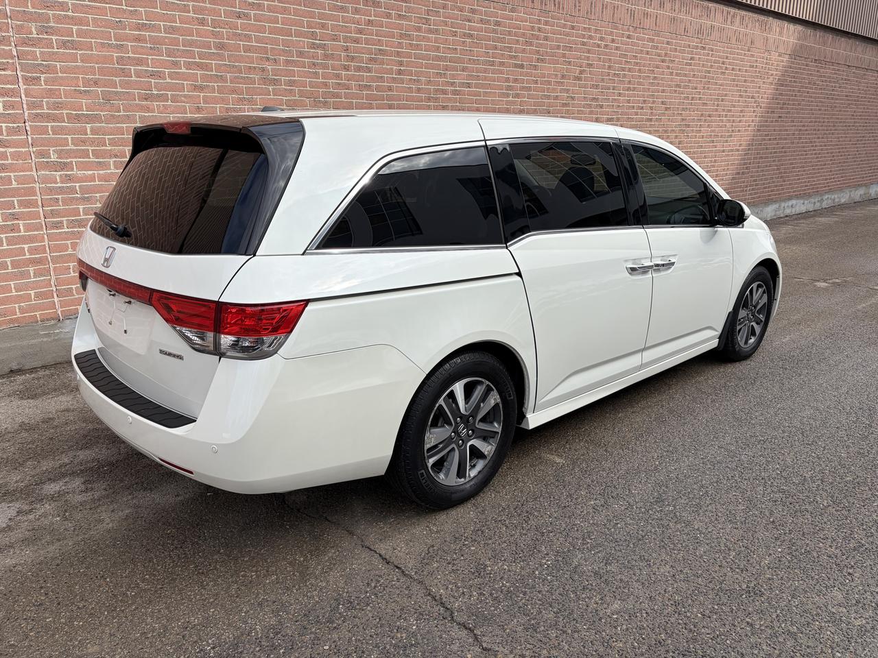 2015 Honda Odyssey Touring w/RES & Navi Photo