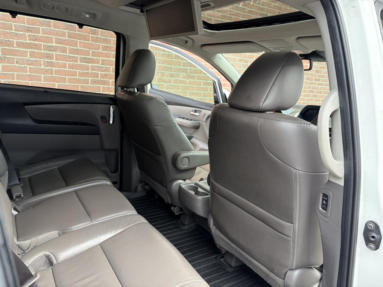 2015 Honda Odyssey Touring w/RES & Navi Photo