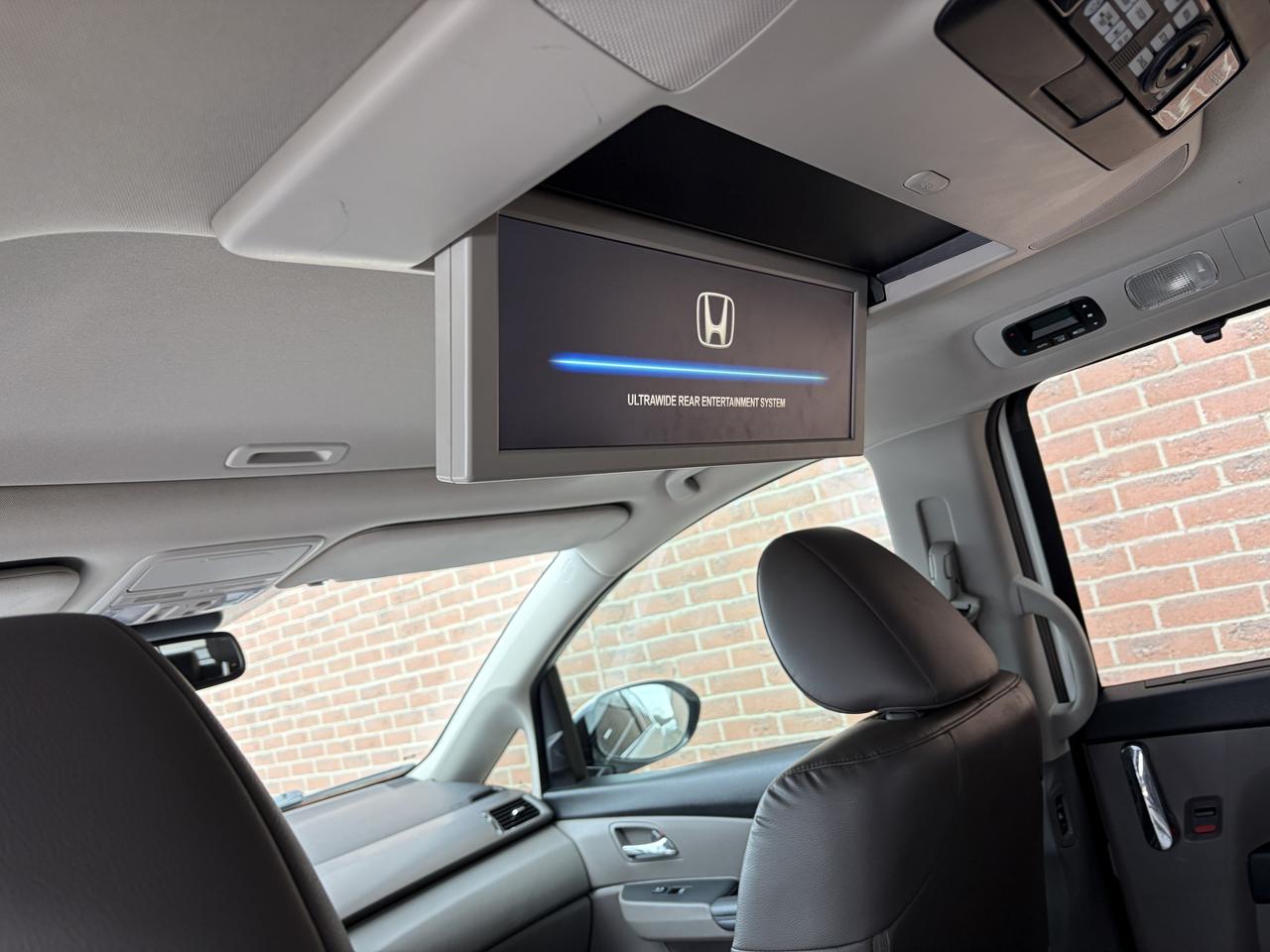 2015 Honda Odyssey Touring w/RES & Navi Photo