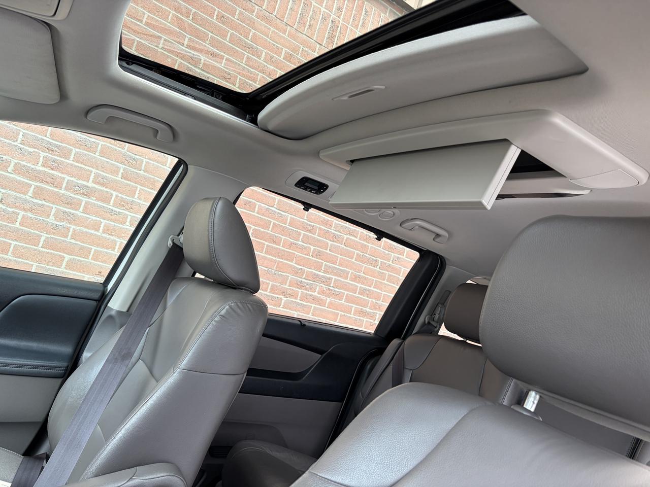 2015 Honda Odyssey Touring w/RES & Navi Photo