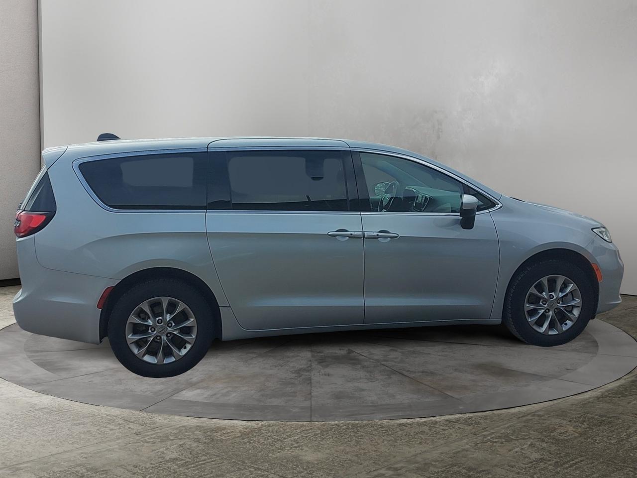 2023 Chrysler Pacifica Touring L Photo