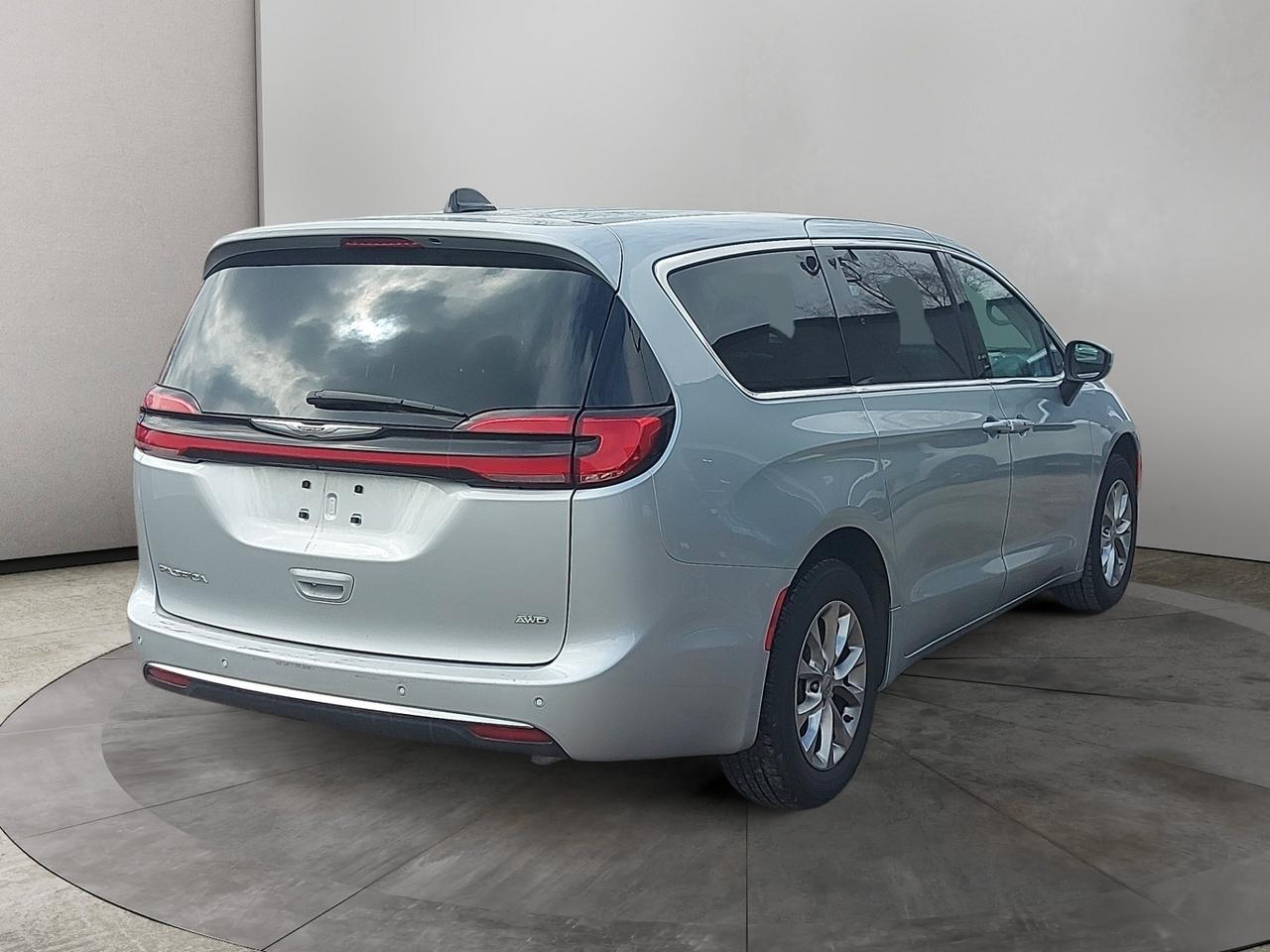 2023 Chrysler Pacifica Touring L Photo