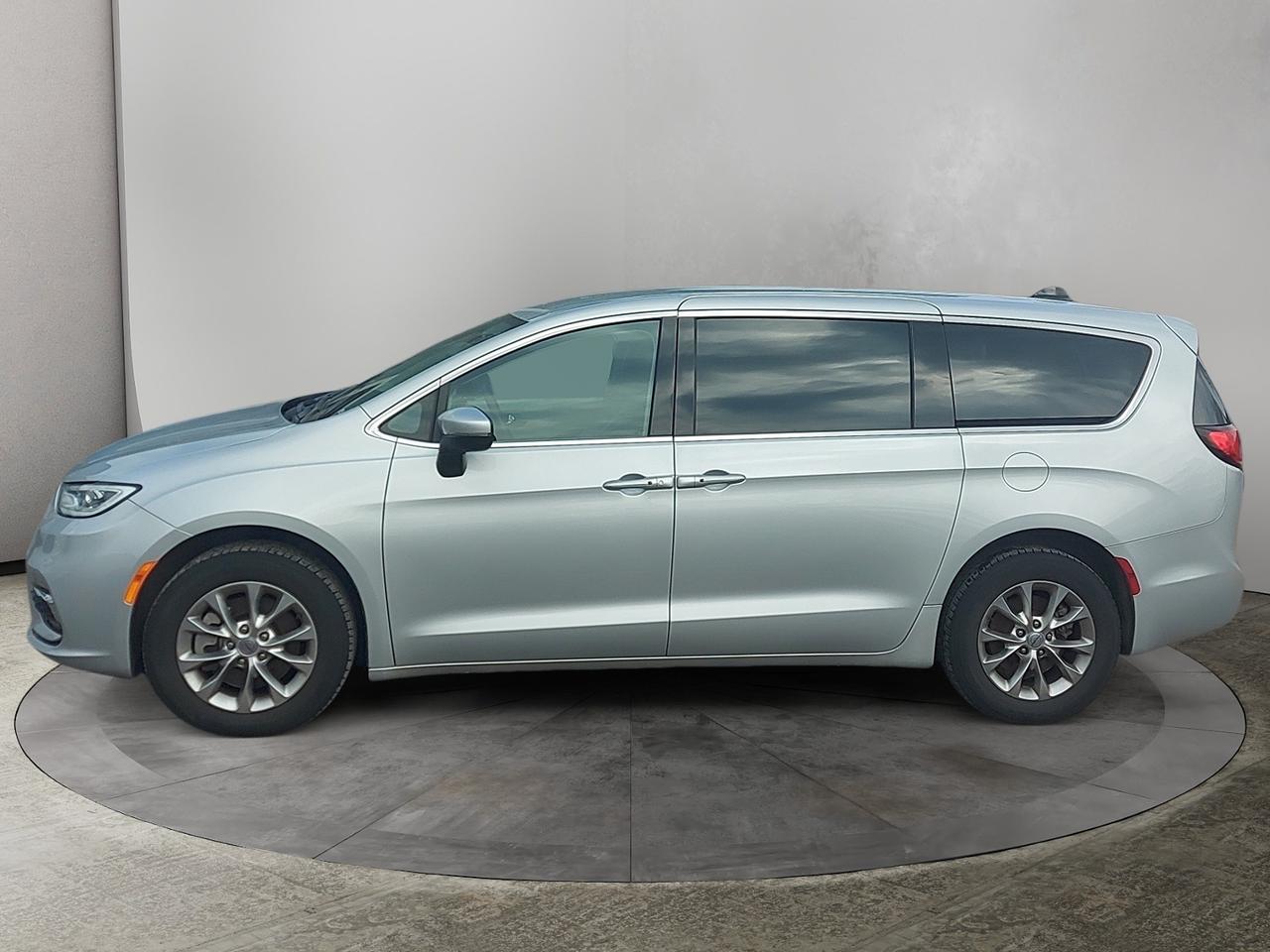 2023 Chrysler Pacifica Touring L Photo