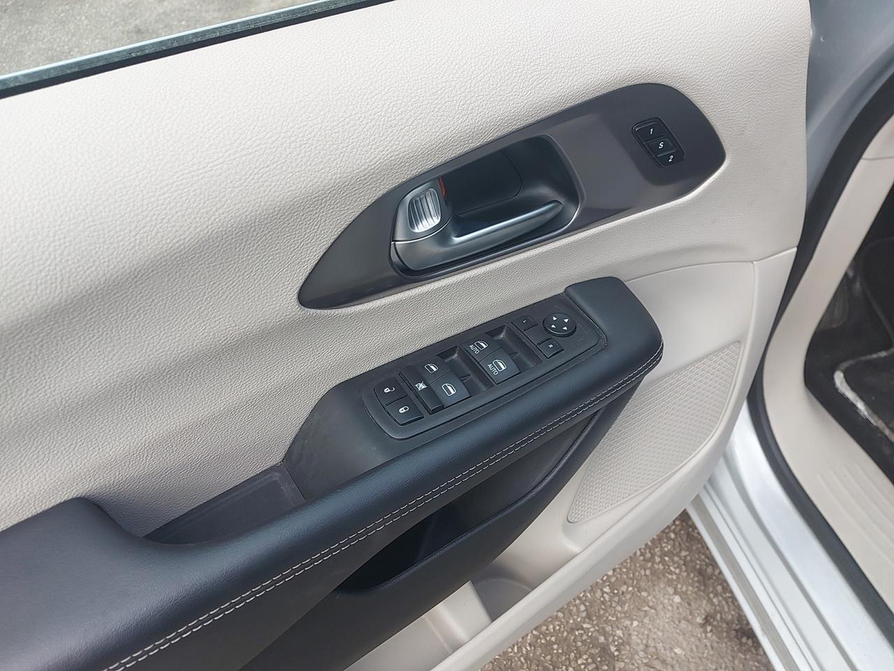 2023 Chrysler Pacifica Touring L Photo