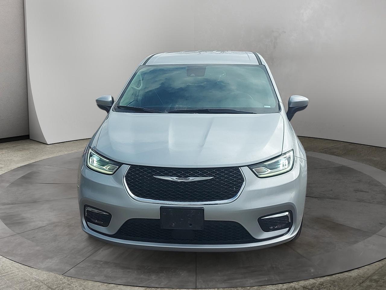 2023 Chrysler Pacifica Touring L Photo2