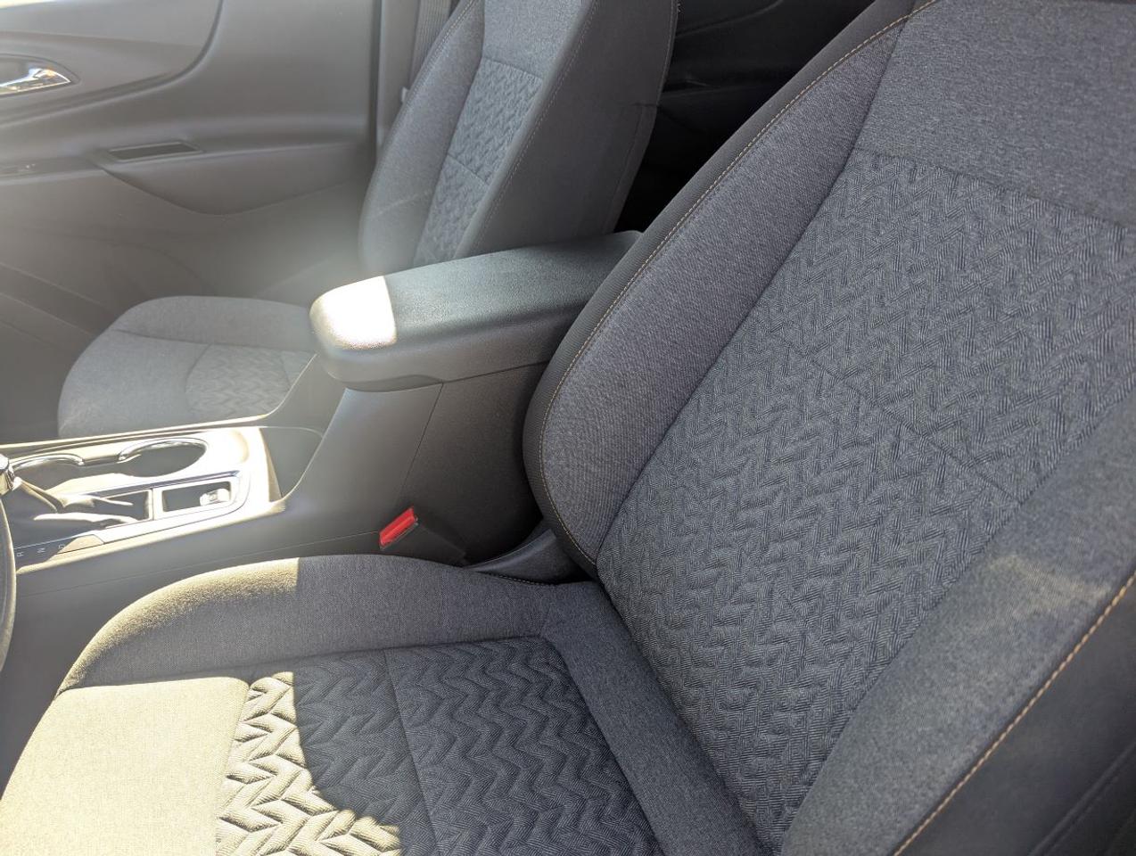 2023 Chevrolet Equinox LT WITH APPLE CARPLAY/GREAT GAS MILEAGE!! Photo