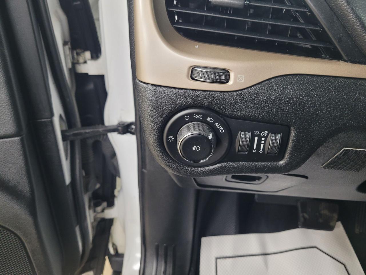 2018 Jeep Cherokee North Photo13