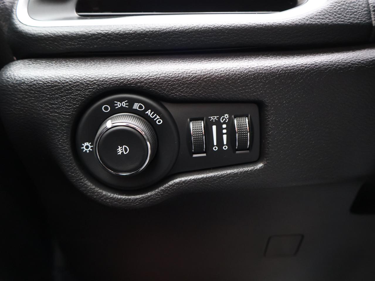 2020 Chrysler Pacifica LIMITED (35th ANNIVERSARY) CERTIFIED *1 OWNER* CAMERA NAV BLUETOOTH LEATHER HEATED SEATS PANO ROOF CRUISE ALLOYS ALLOYS Photo