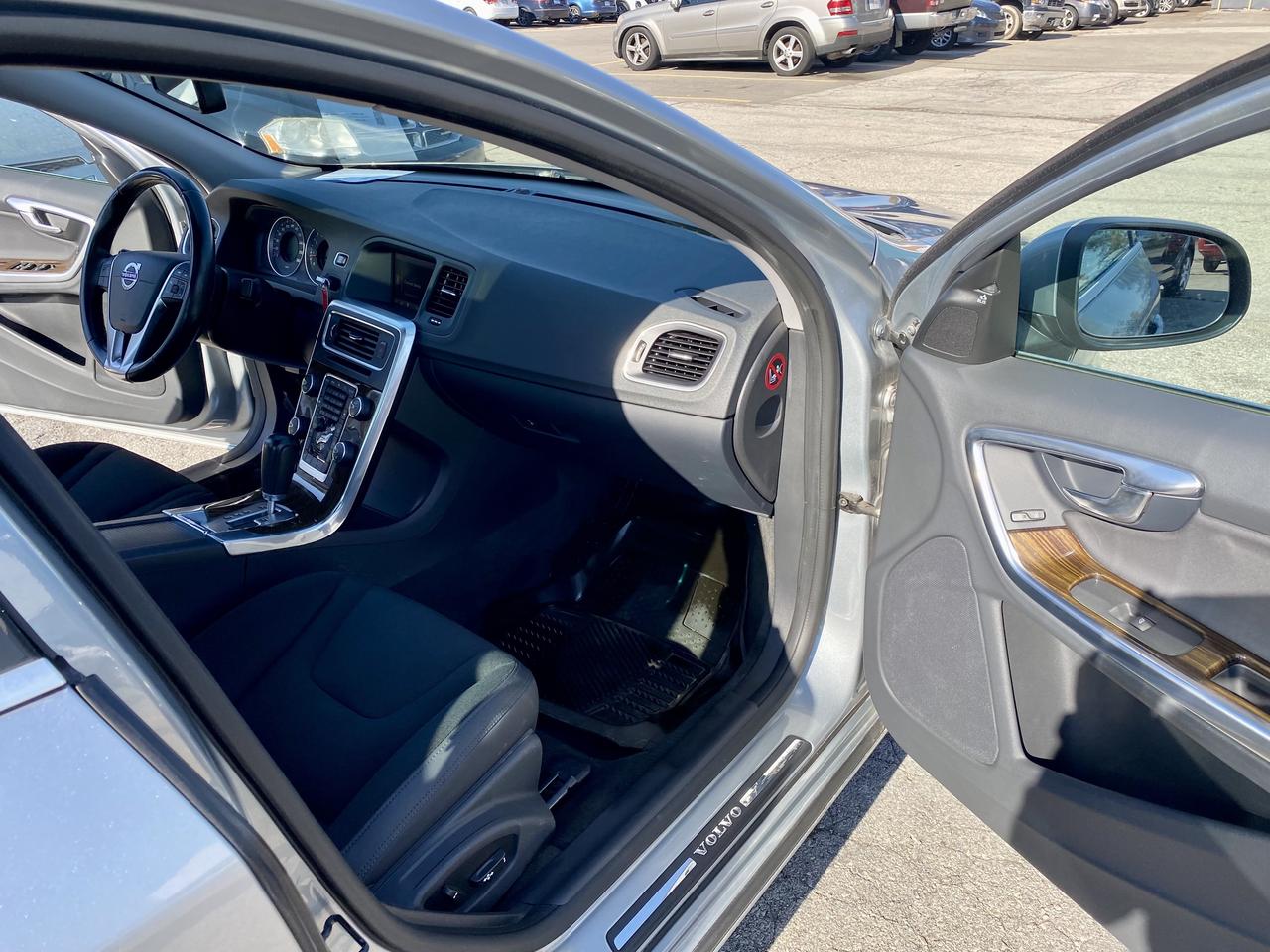 2012 Volvo S-60 T5 Photo