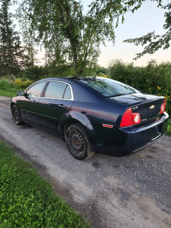 2011 Chevrolet Malibu LS Photo4