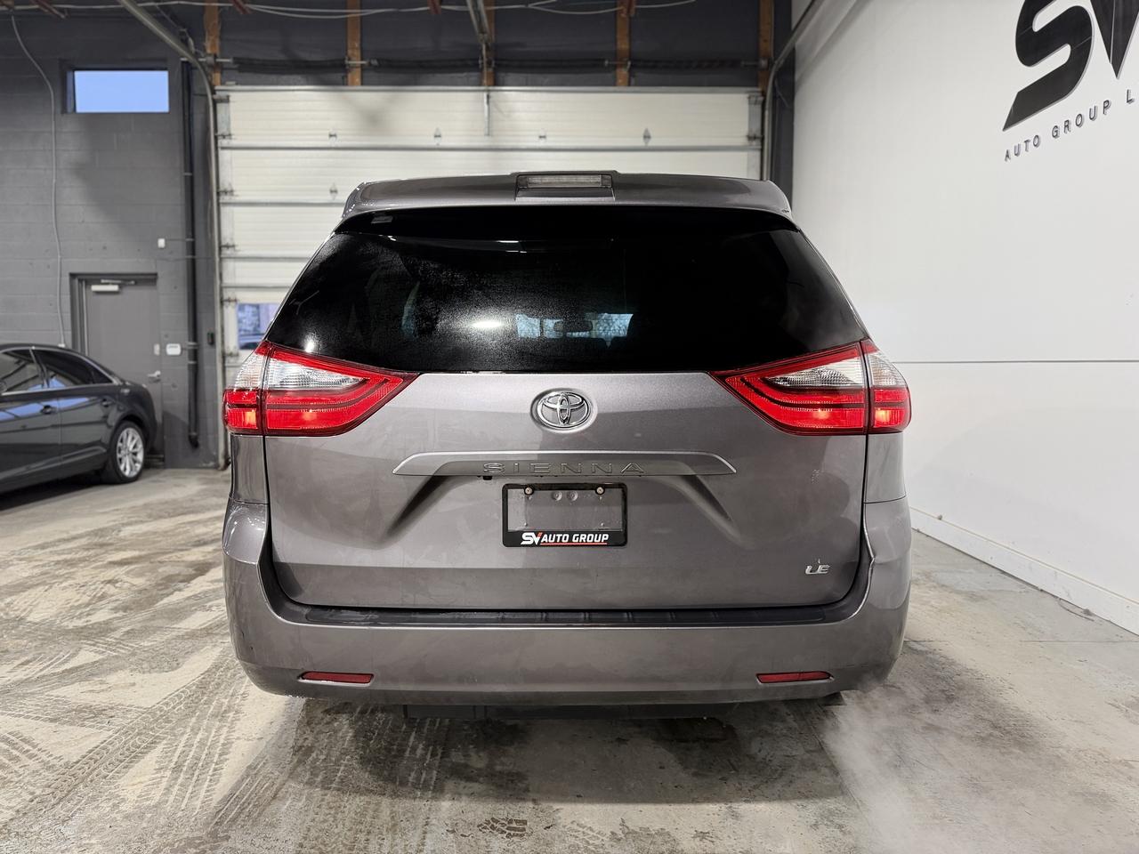 2020 Toyota Sienna LE Photo4