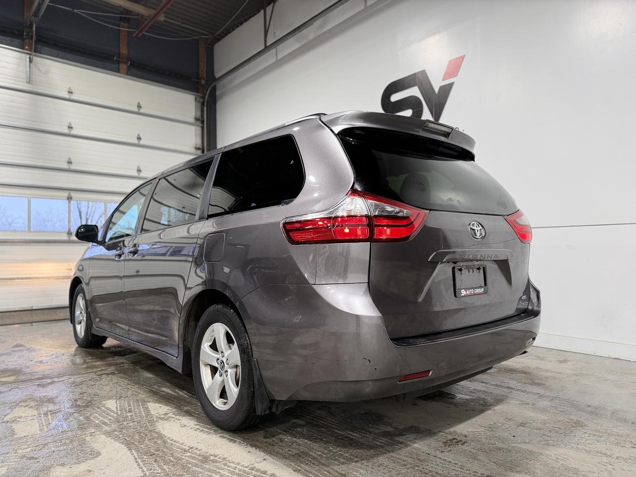 2020 Toyota Sienna LE Photo3