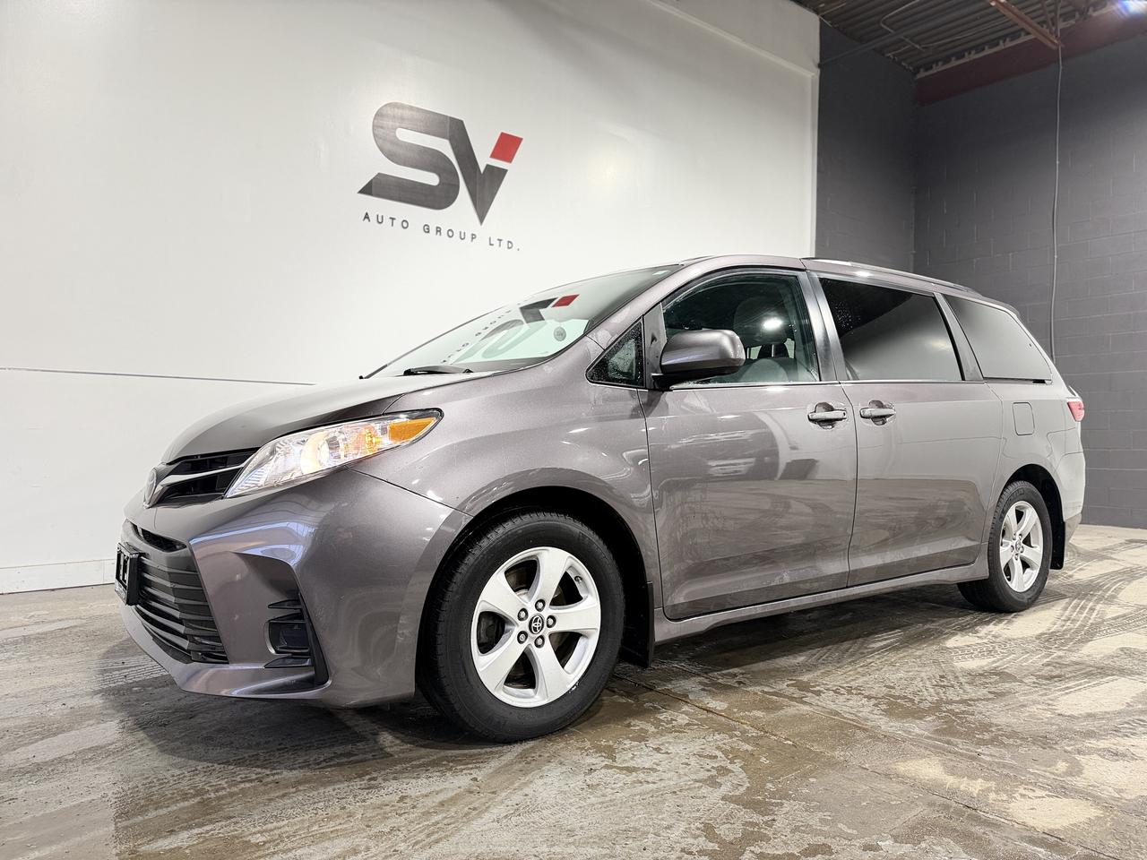 2020 Toyota Sienna LE Photo0