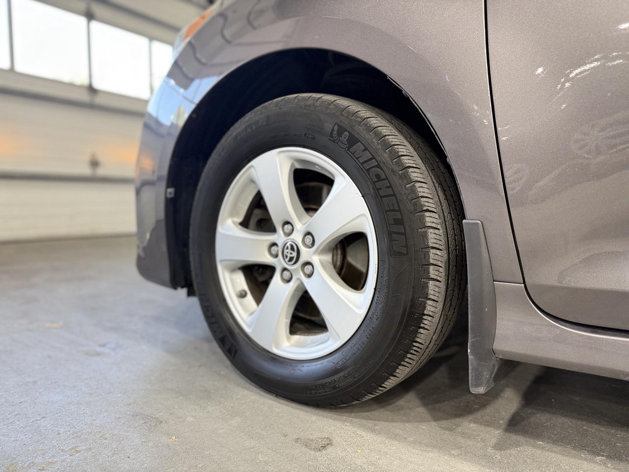 2020 Toyota Sienna LE Photo2