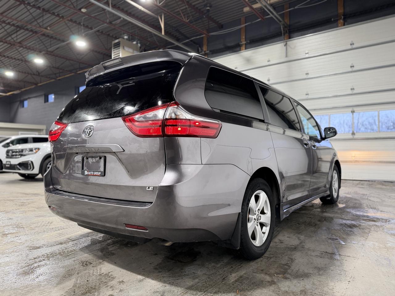 2020 Toyota Sienna LE Photo