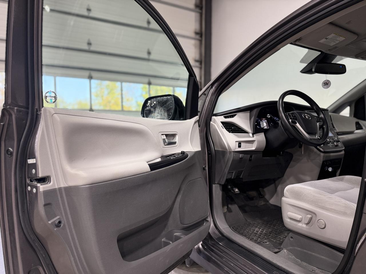 2020 Toyota Sienna LE Photo