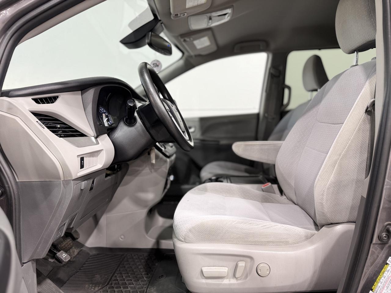 2020 Toyota Sienna LE Photo