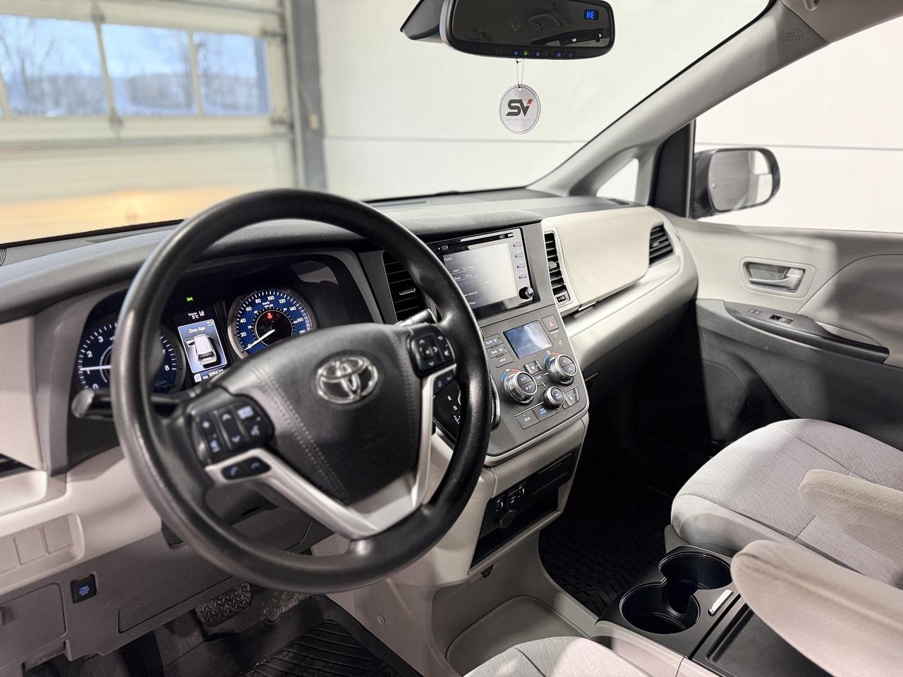 2020 Toyota Sienna LE Photo