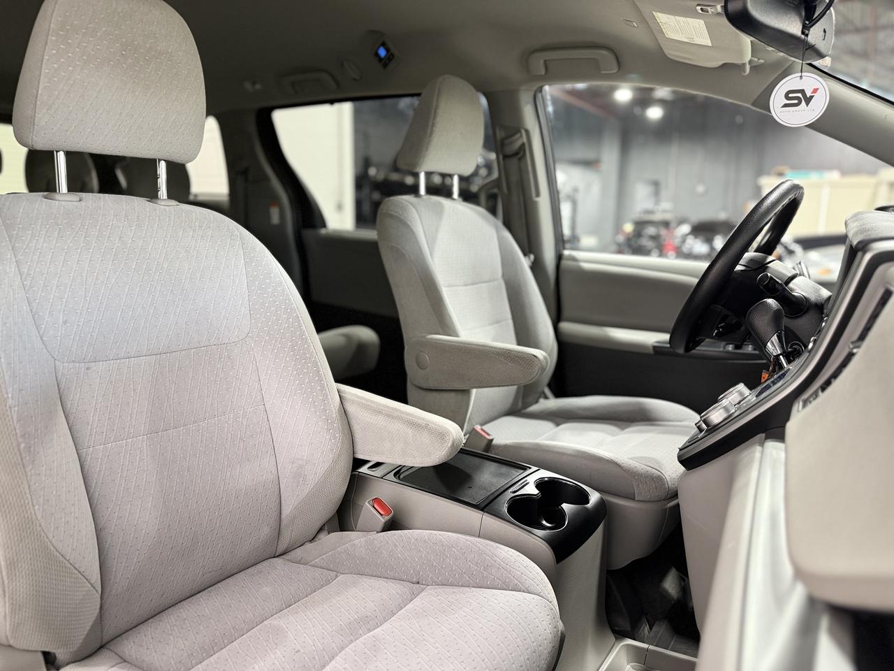 2020 Toyota Sienna LE Photo