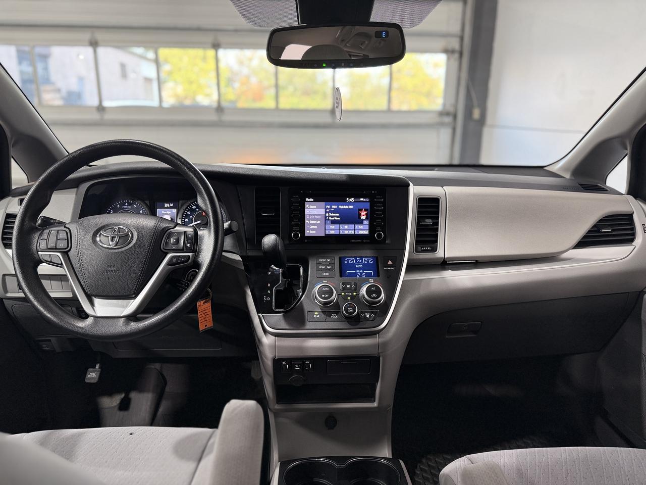 2020 Toyota Sienna LE Photo