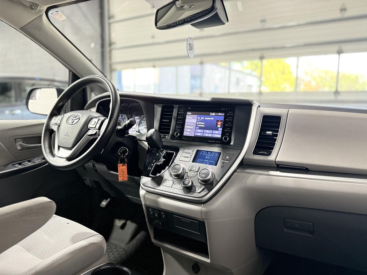 2020 Toyota Sienna LE Photo