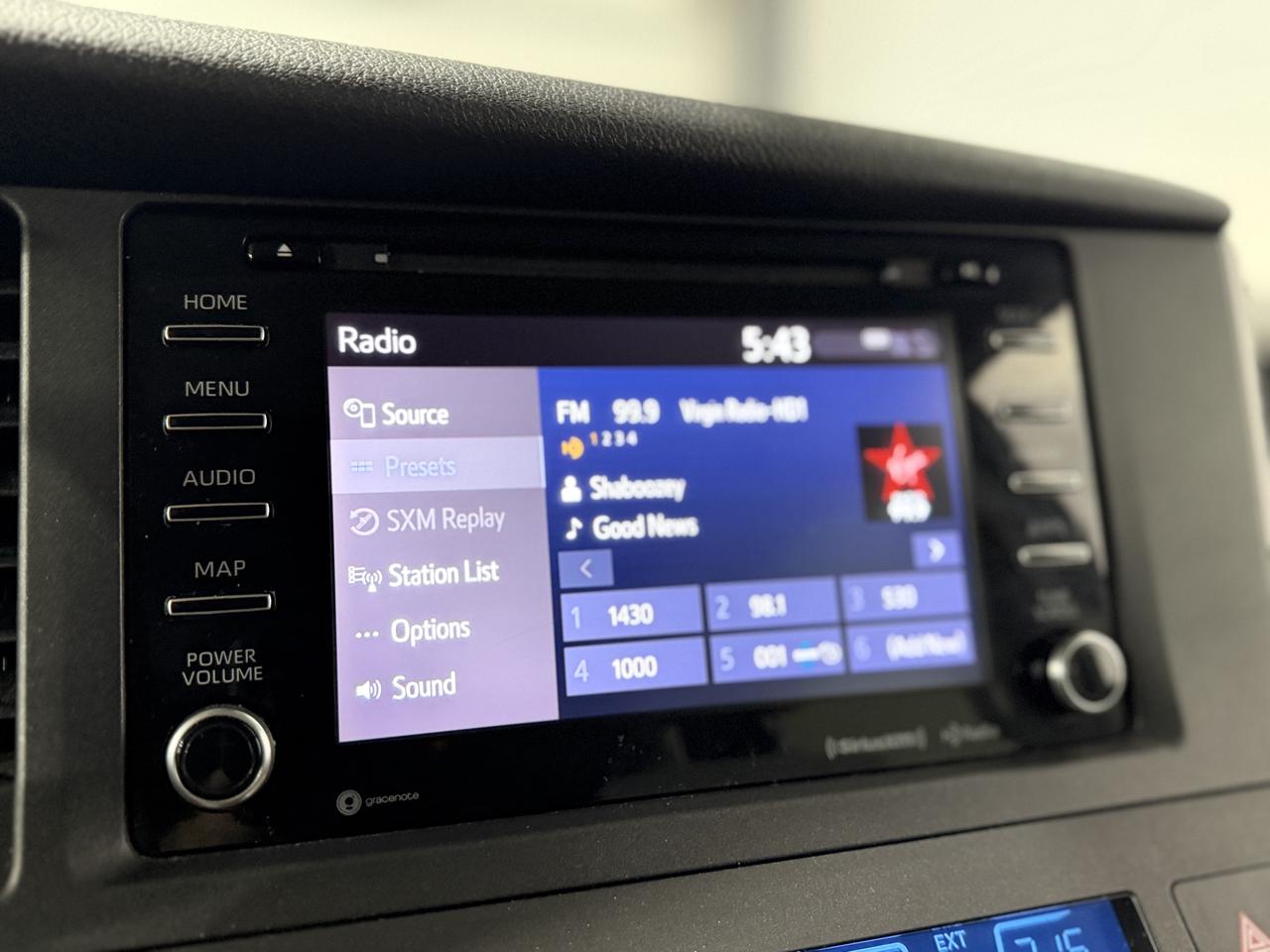 2020 Toyota Sienna LE Photo