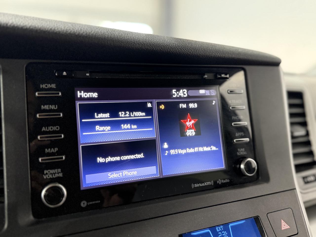 2020 Toyota Sienna LE Photo