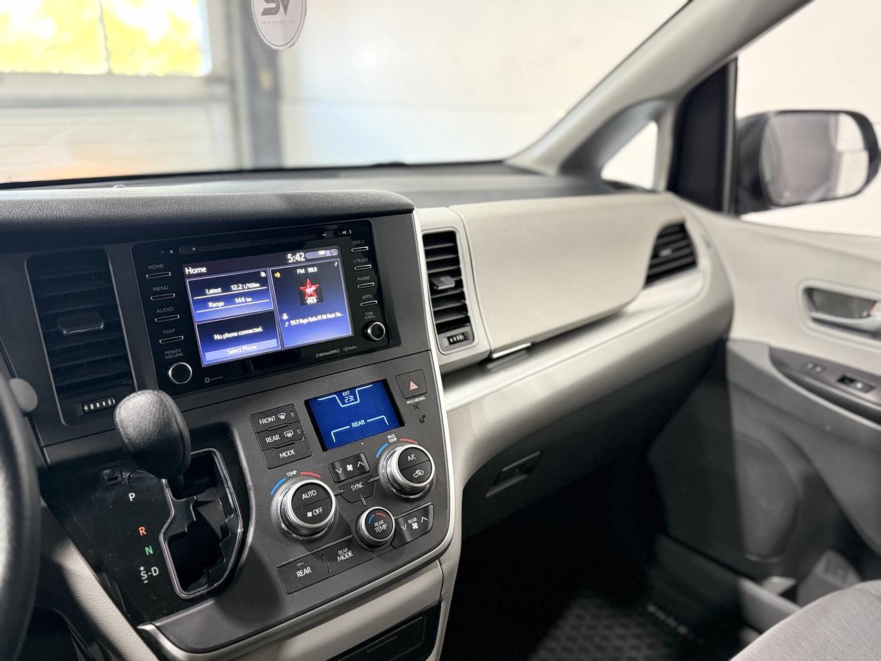 2020 Toyota Sienna LE Photo
