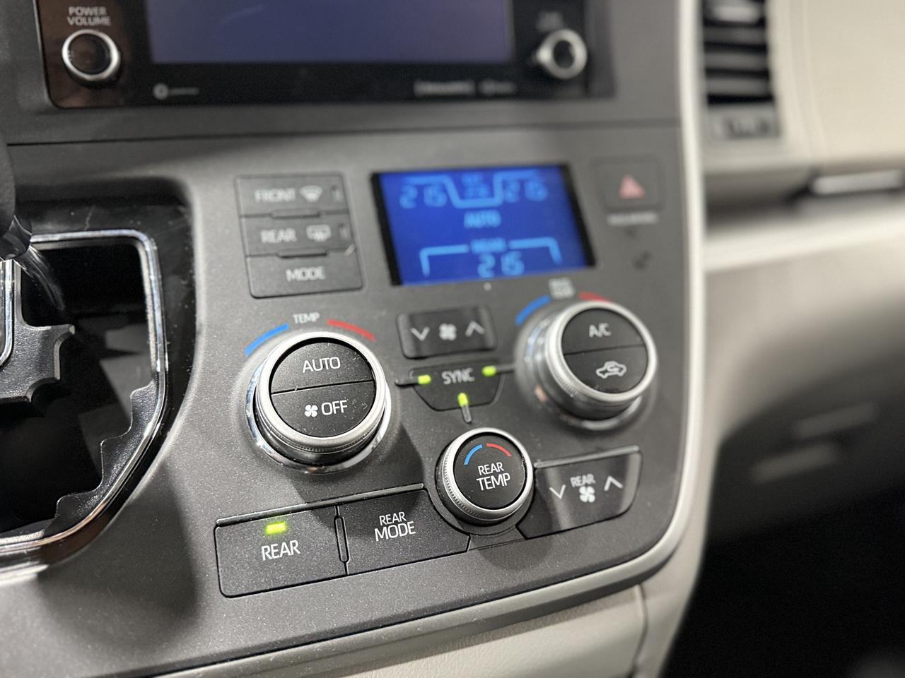 2020 Toyota Sienna LE Photo