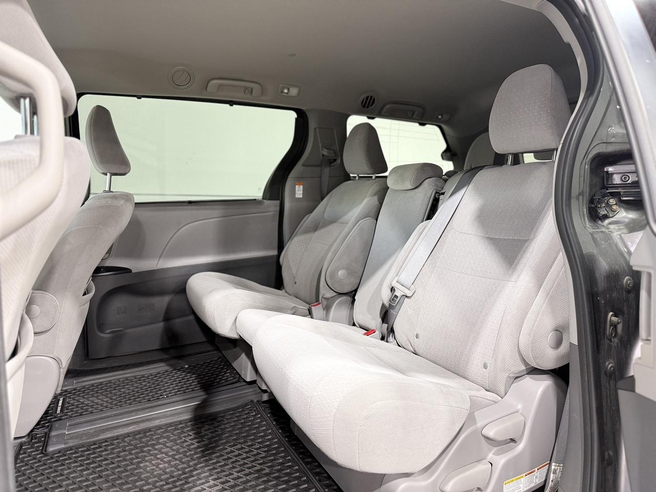2020 Toyota Sienna LE Photo
