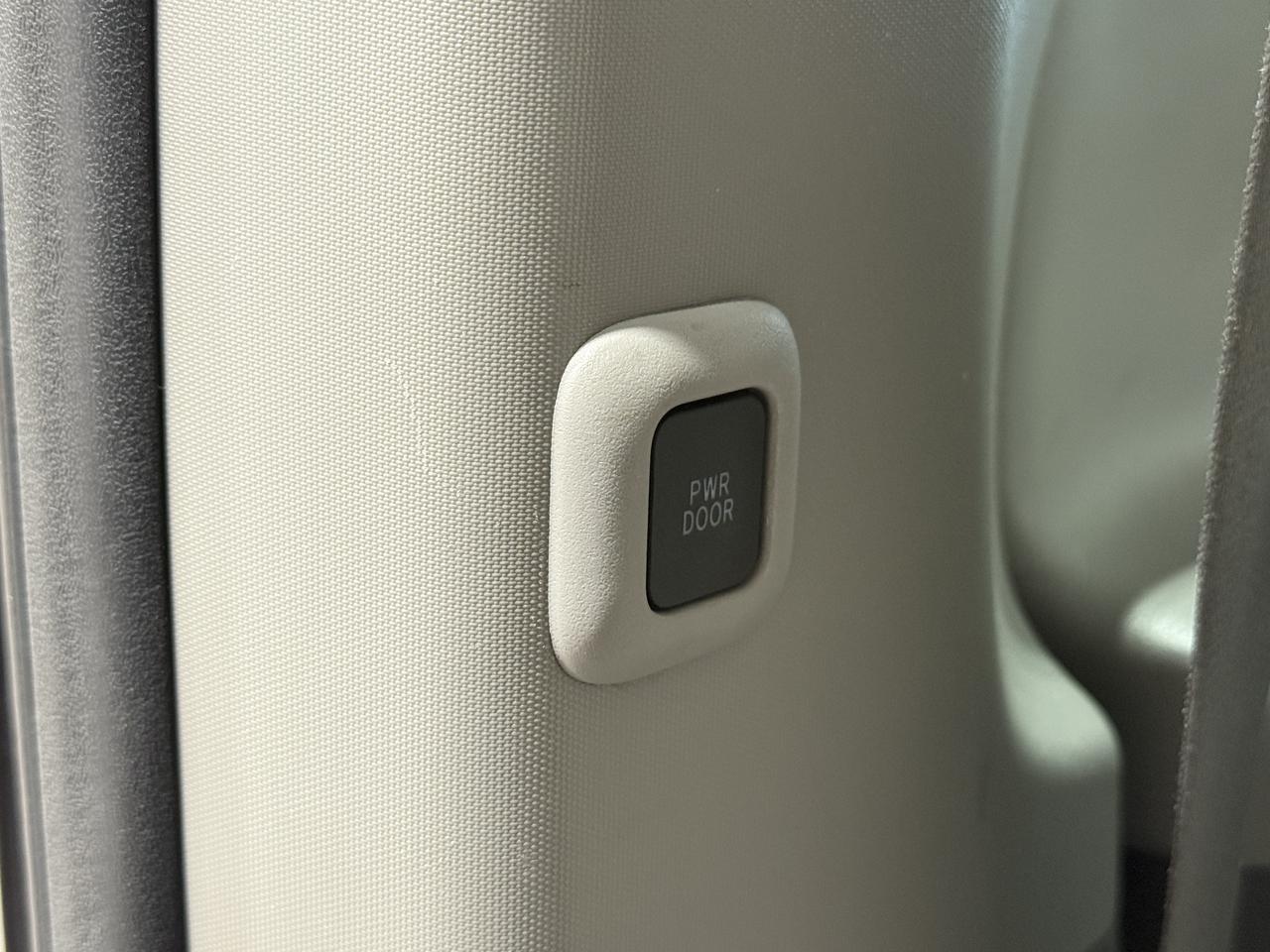 2020 Toyota Sienna LE Photo