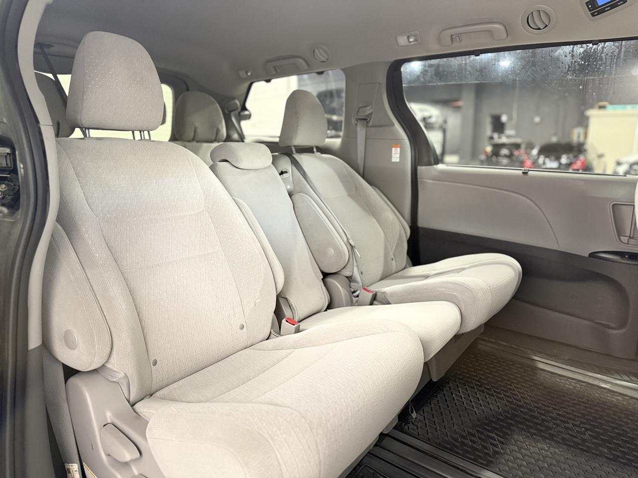 2020 Toyota Sienna LE Photo