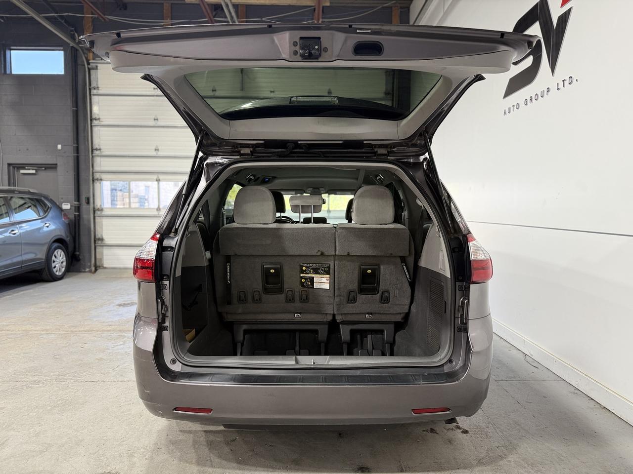 2020 Toyota Sienna LE Photo